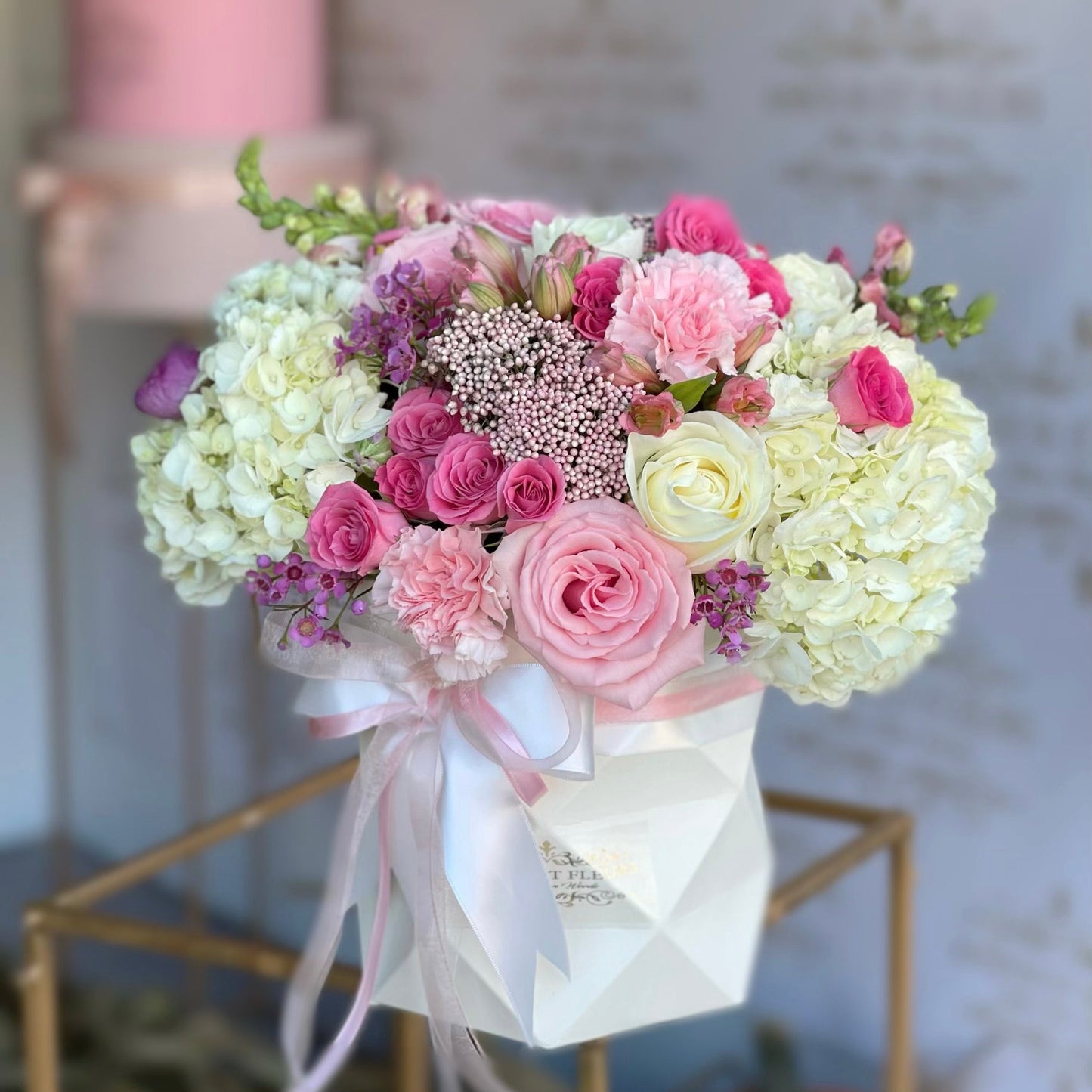 Angélique Floral Arrangement, flower box pink