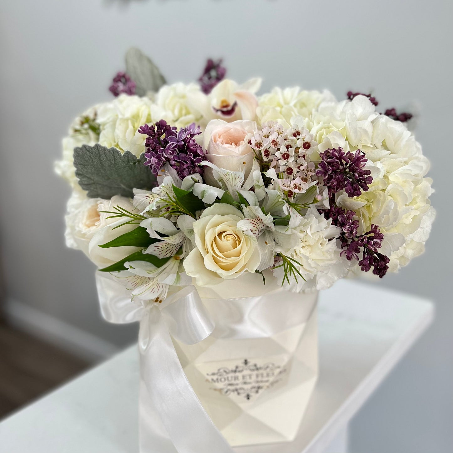 Angélique Floral Arrangement, flower box white