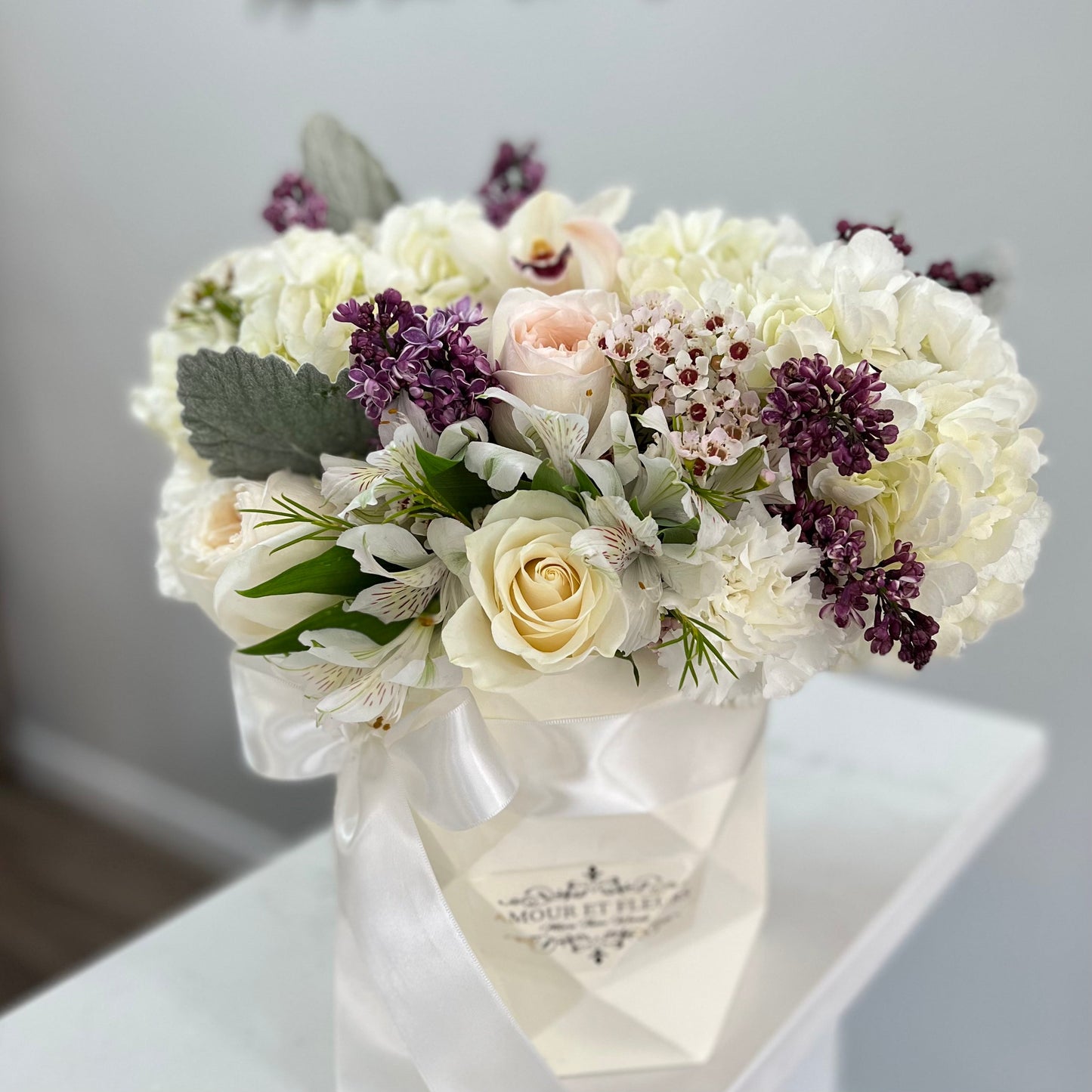 Angélique Floral Arrangement, flower box white