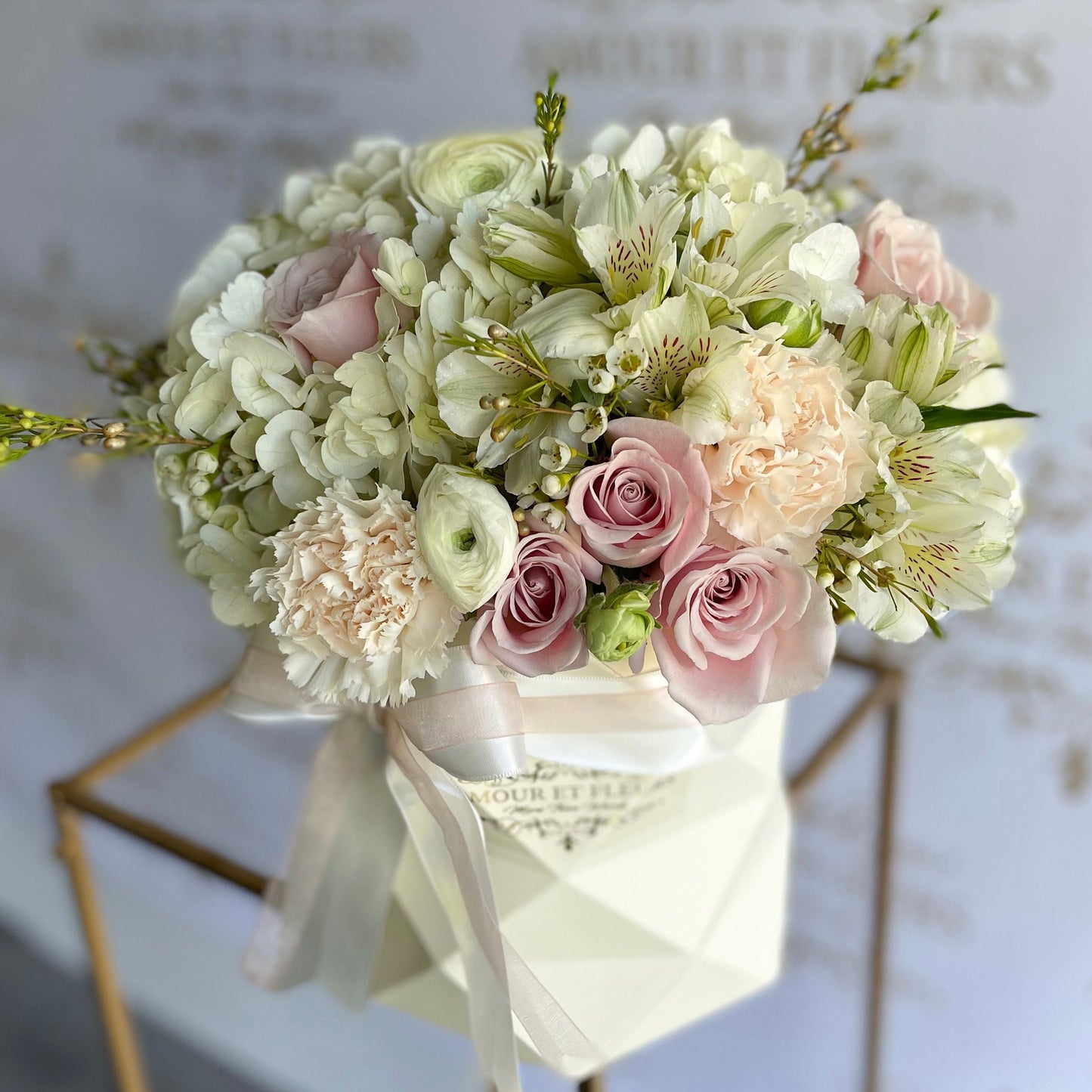 Angélique Floral Arrangement, flower bouquet white