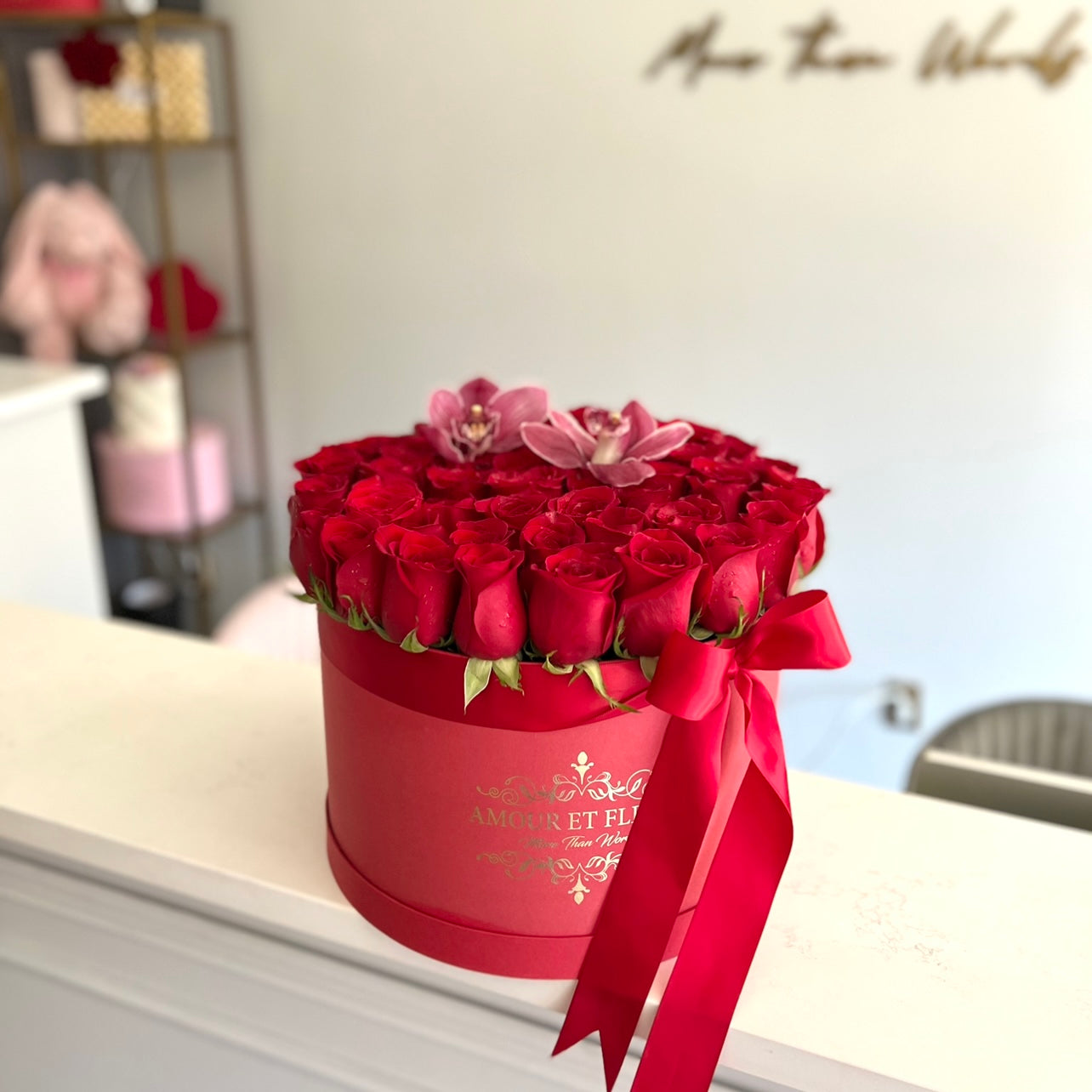 Eleganté Large Floral Arrangement, box of roses red front