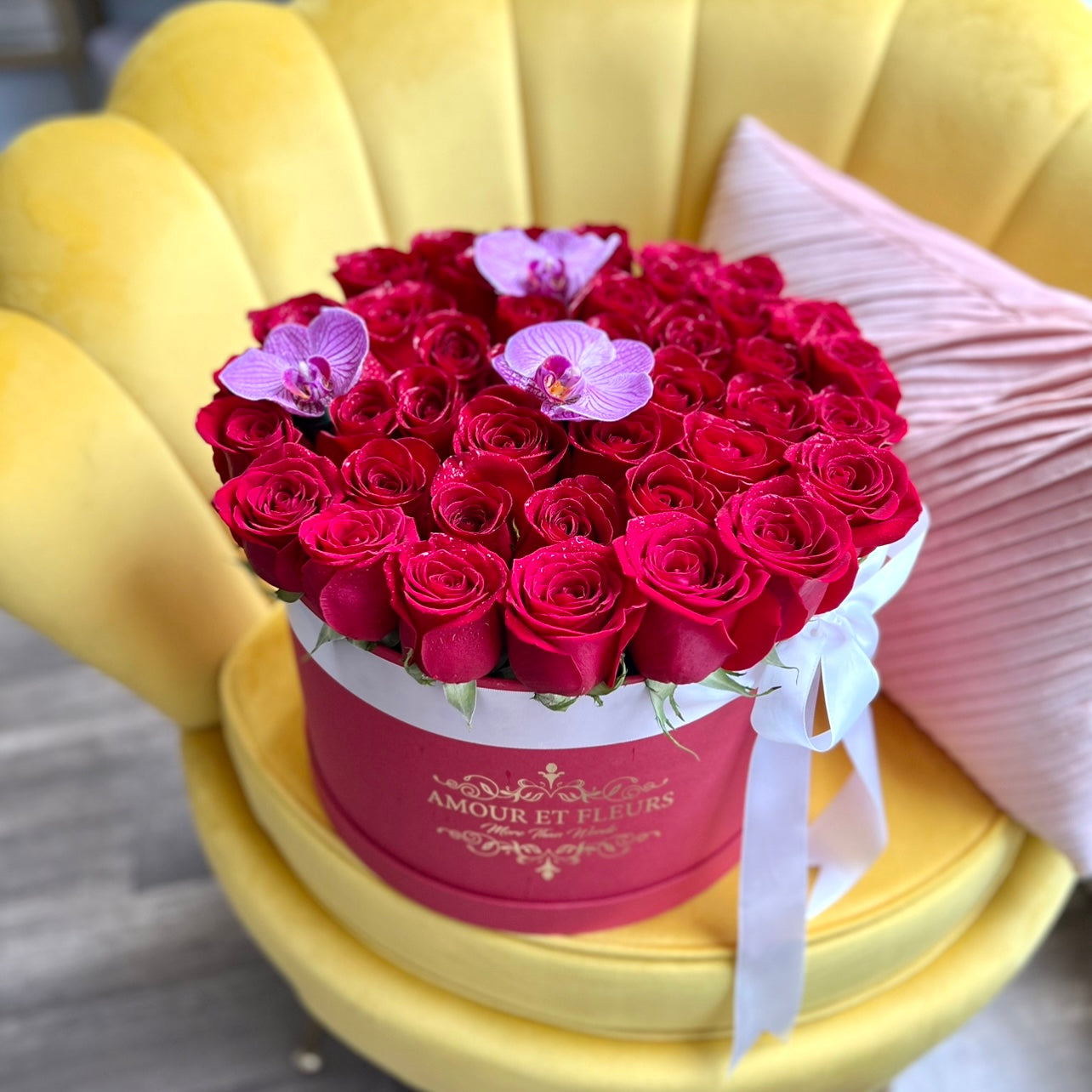 Eleganté Large Floral Arrangement, box of roses red