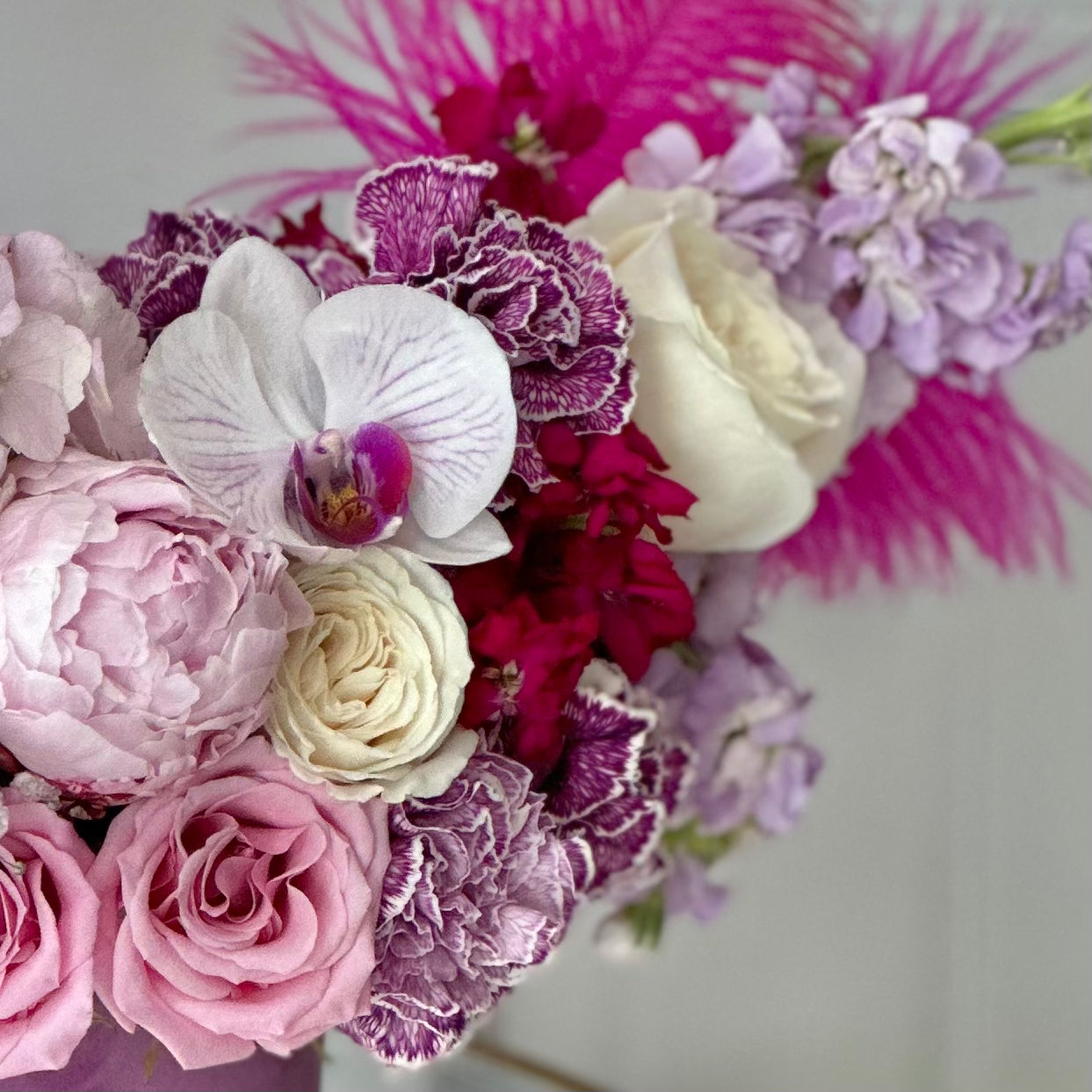 J'aime le Violet Floral Arrangement, details