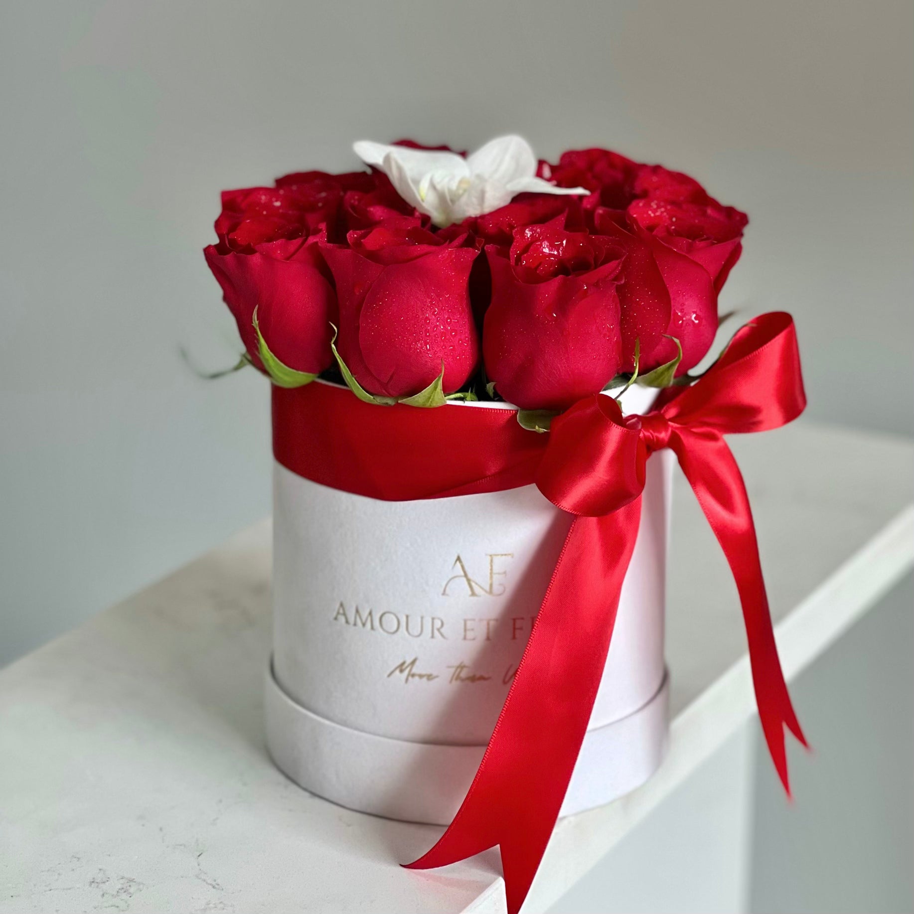 Eleganté XS Floral Arrangement, white box of roses