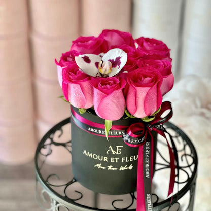 Eleganté XS Floral Arrangement, black box of pink roses