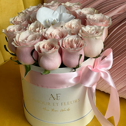 Eleganté Small Floral Arrangement, peach box of roses