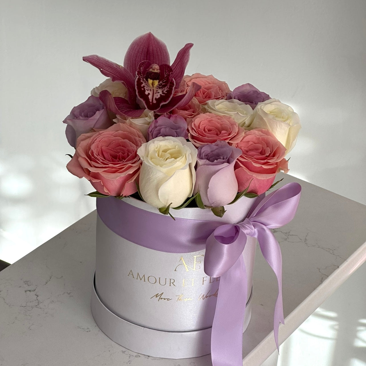 Eleganté Small Floral Arrangement, white box of roses