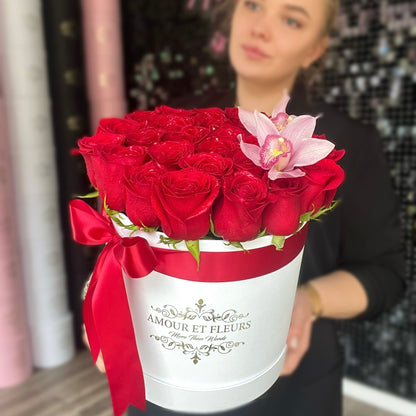 Eleganté Medium Floral Arrangement, box of roses red