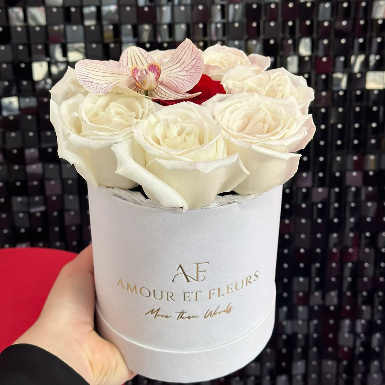 Eleganté XS Floral Arrangement, white box of roses