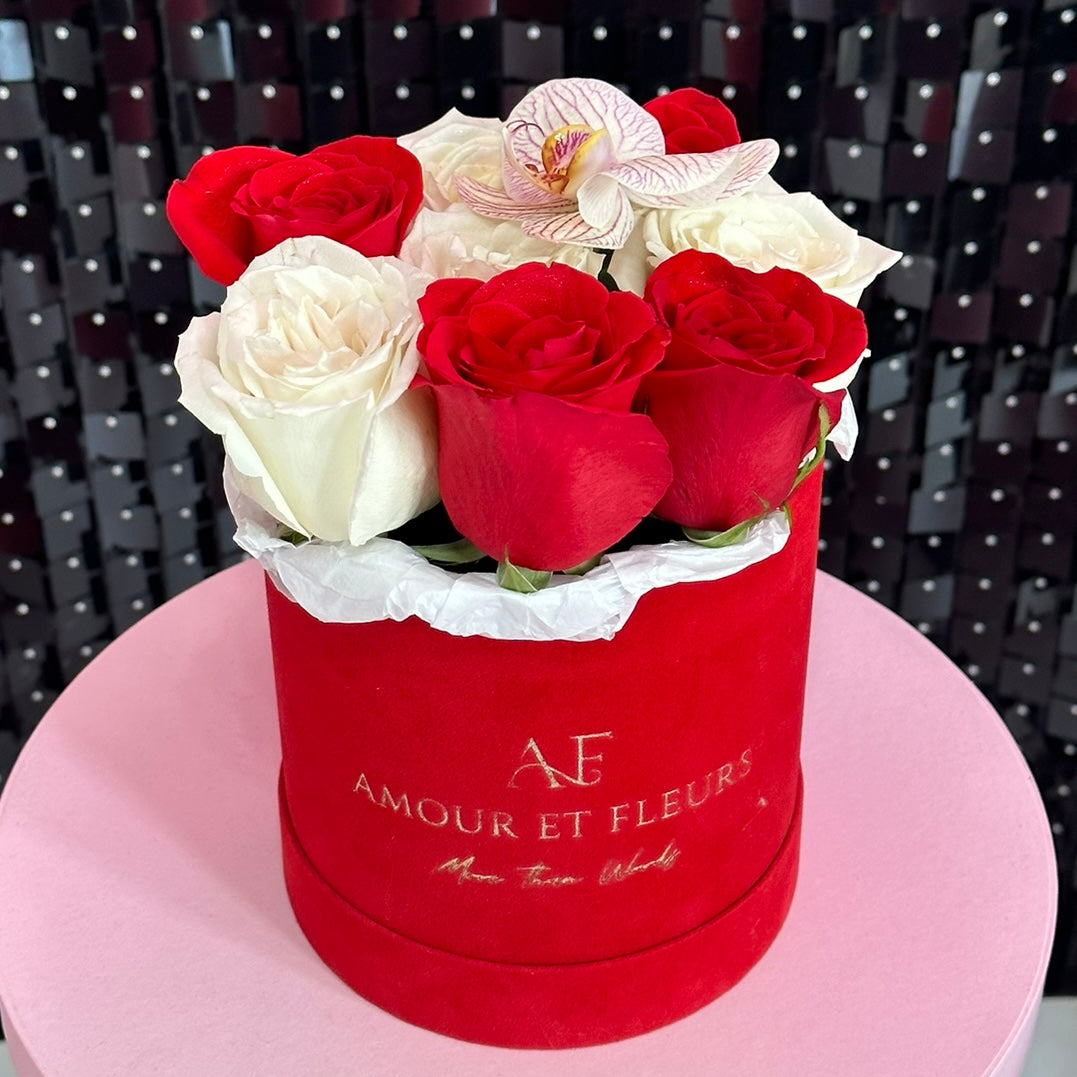 Eleganté XS Floral Arrangement, red box of roses red 